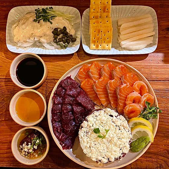 A set(뭉티기+육회+연어) 메뉴 사진(네이버)