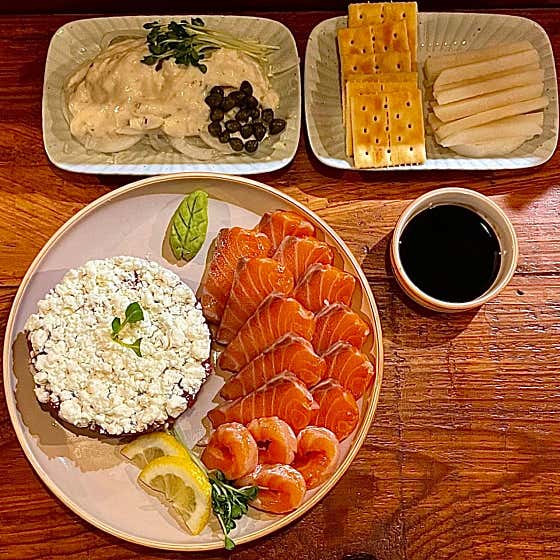 C set(육회+연어) 메뉴 사진(네이버)