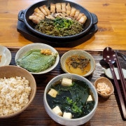 지리산흑돼지 삼겹살구이&산나물정식 메뉴 사진(네이버)