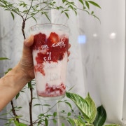 딸기라떼 메뉴 사진(네이버)