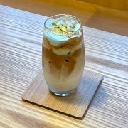 세렌디슈페너(피스타치오라떼) 메뉴 사진(네이버)