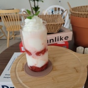 딸기 요거트 스무디 메뉴 사진(네이버)