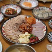 굴+보쌈삼합(돼지고기.홍어.묵은지)굴 메뉴 사진(네이버)