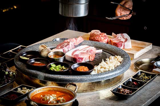 숙성도 제주본점의 불판 위 고기