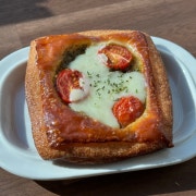 바질토마토 페스츄리 메뉴 사진(네이버)
