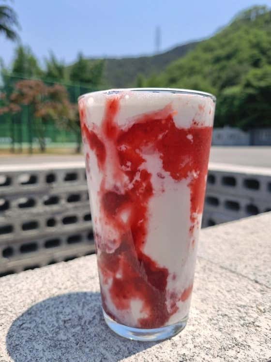 리얼 딸기라떼, 리얼 블루베리라떼 메뉴 사진(네이버)