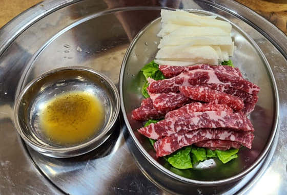 한우 육사시미 (150g) 메뉴 사진(네이버)