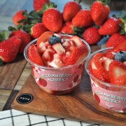 꾸덕한 스트로베리 그릭🍓 메뉴 사진(네이버)
