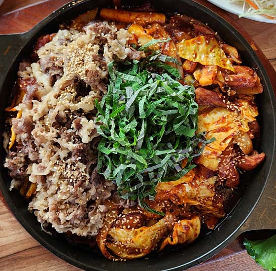 우삼겹 돌판닭갈비 메뉴 사진(네이버)