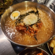 (곁들이기) 냉 김치말이국수 메뉴 사진(네이버)