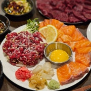 한우육회+숙성연어300g 메뉴 사진(네이버)
