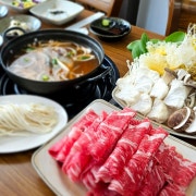 등심버섯샤브샤브(빨간/하얀육수) 메뉴 사진(네이버)