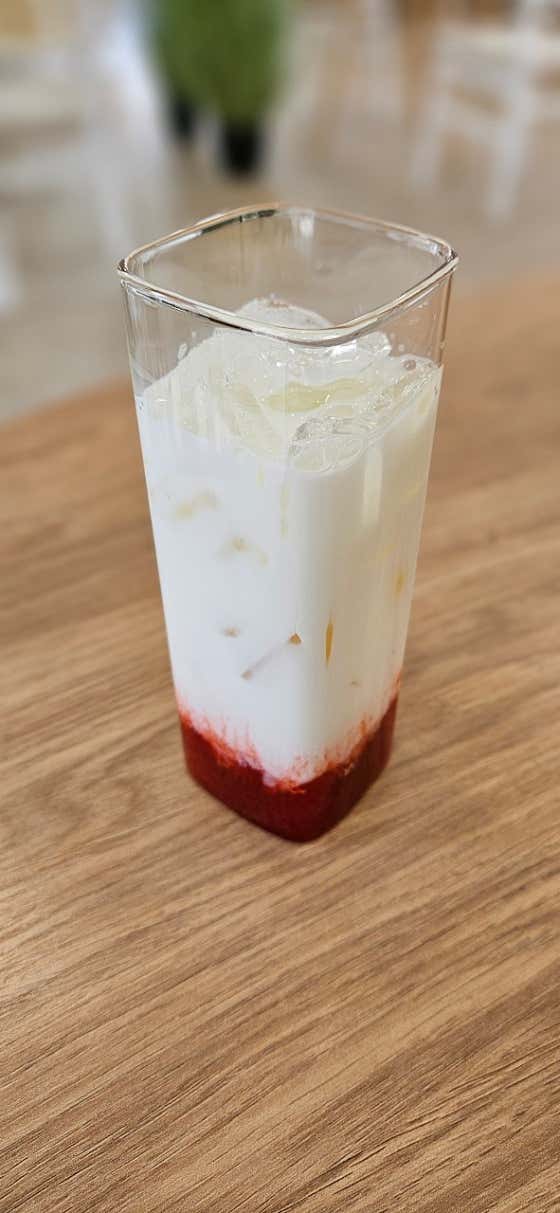 딸기라떼 메뉴 사진(네이버)