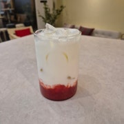 딸기라떼(시럽X) 메뉴 사진(네이버)