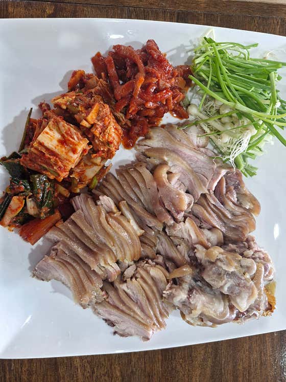 제주산흑돼지족발오븐구이보씸 메뉴 사진(네이버)