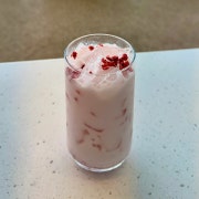 딸기라떼 메뉴 사진(네이버)
