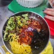 새콤달콤 비빔국수 메뉴 사진(네이버)