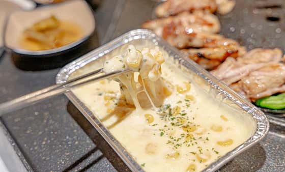 고기에 찍어먹는 콘&치즈 메뉴 사진(네이버)