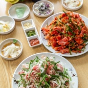 간장/양념(매운맛) 한마리 반반 메뉴 사진(네이버)