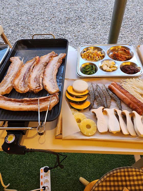 삼겹살과 목살 야채새우소세지 메뉴 사진(네이버)