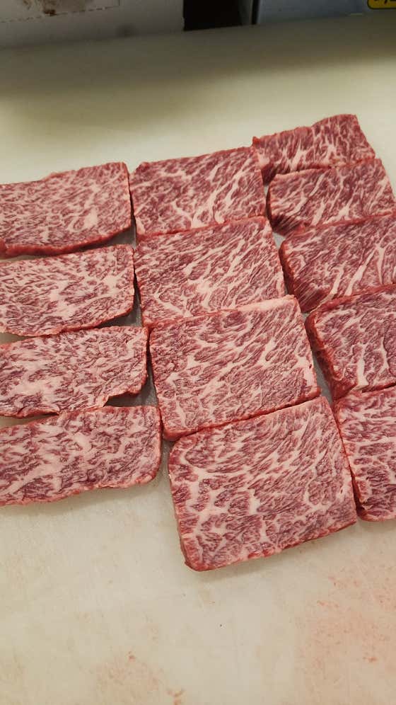 한우꽃등심 1++ 100g 메뉴 사진(네이버)