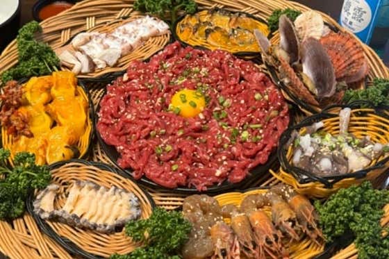 한우육회 + 해물모듬 메뉴 사진(네이버)
