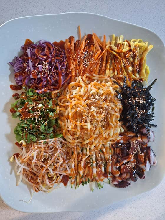 문어회 비빔국수 메뉴 사진(네이버)