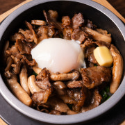 트러플 차돌버섯솥밥 메뉴 사진(네이버)