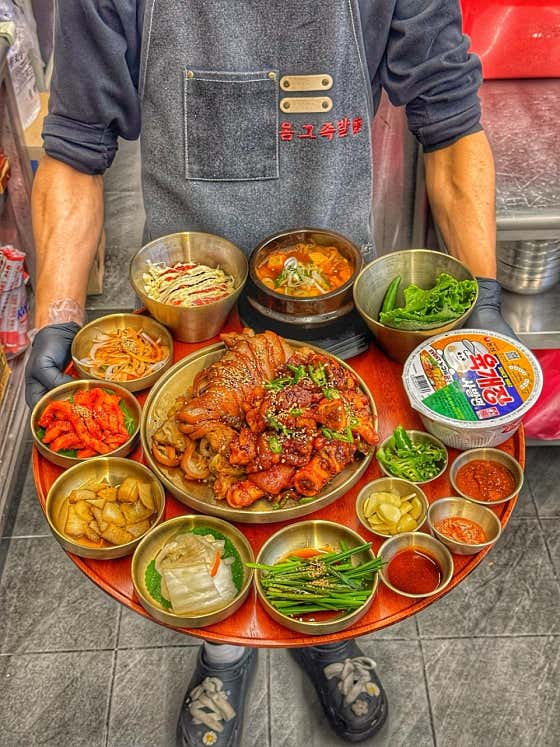 족발과 양념족발이 조화 "반반족발" 메뉴 사진(네이버)
