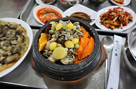 영양돌솥굴밥 메뉴 사진(네이버)