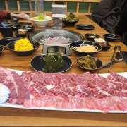 눈꽃한우모듬450g + 육회 + 된장 메뉴 사진(네이버)