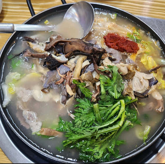 자연산모듬버섯전골 메뉴 사진(네이버)