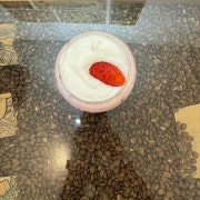 금딸기라떼 메뉴 사진(네이버)