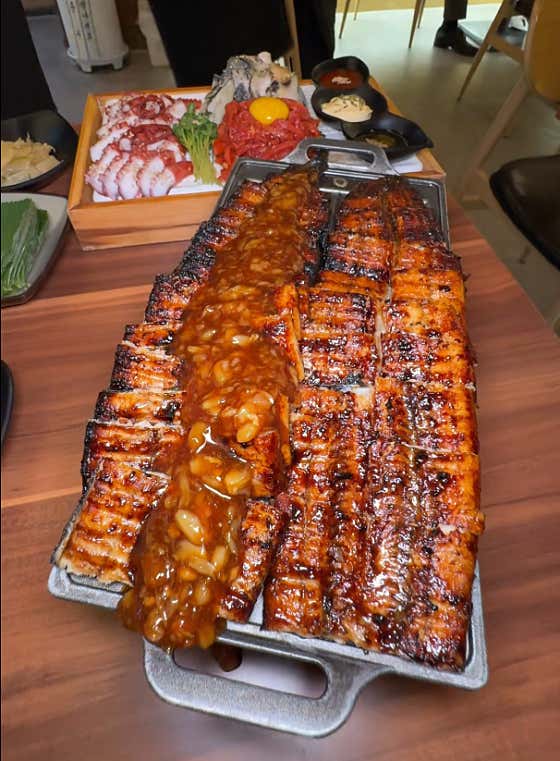 마늘 민물장어구이 1KG 2마리 메뉴 사진(네이버)