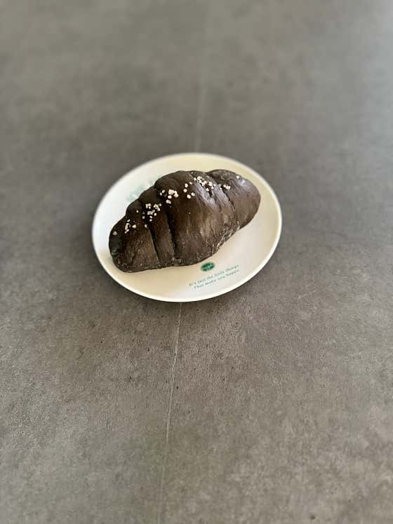 먹물크림치즈소금빵 메뉴 사진(네이버)