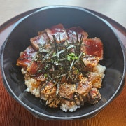 와라야키 마구로동(볏집 참치덮밥) 메뉴 사진(네이버)