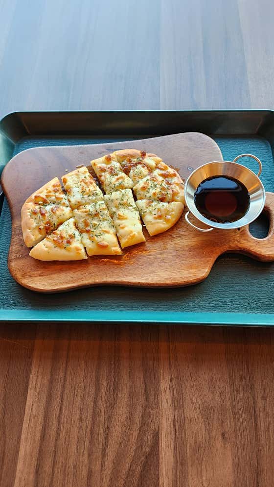 뚱땡이 갈릭치즈 피자 메뉴 사진(네이버)