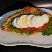 바질닭가슴살 크로와상 샌드위치 메뉴 사진(네이버)