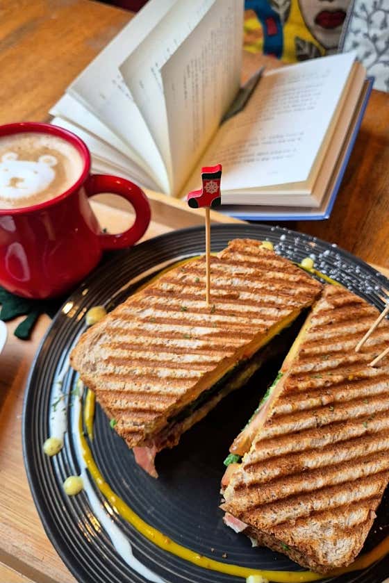 Club Sandwich 호밀빵 3단 메뉴 사진(네이버)