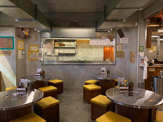 Round dining tables and seating inside Taebong Makchang