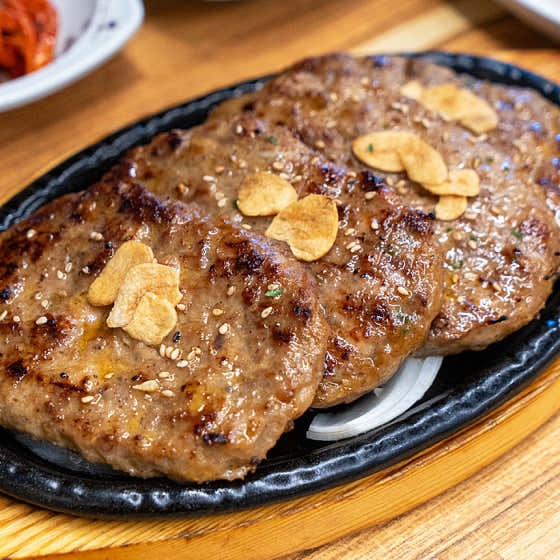[한돈] 마늘떡갈비 한상 메뉴 사진(네이버)