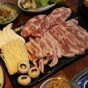 가족세트(한돈세트) 메뉴 사진(네이버)