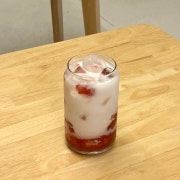 딸기라떼 메뉴 사진(네이버)