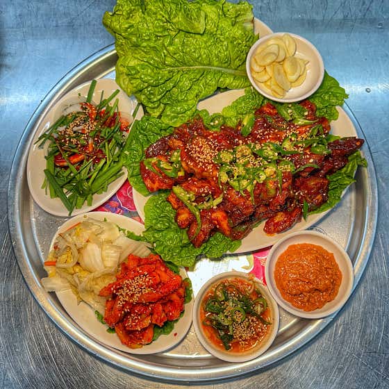 고추로 매운맛을 낸 "양념족발" 메뉴 사진(네이버)