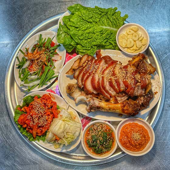 앞발로 건강하게 삶아낸 "옴그족발" 메뉴 사진(네이버)