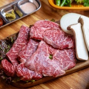 한우 1++,1+ 채끝살(100g) 메뉴 사진(네이버)
