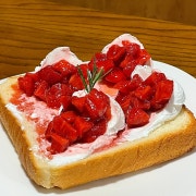 딸기그릭토스트 메뉴 사진(네이버)