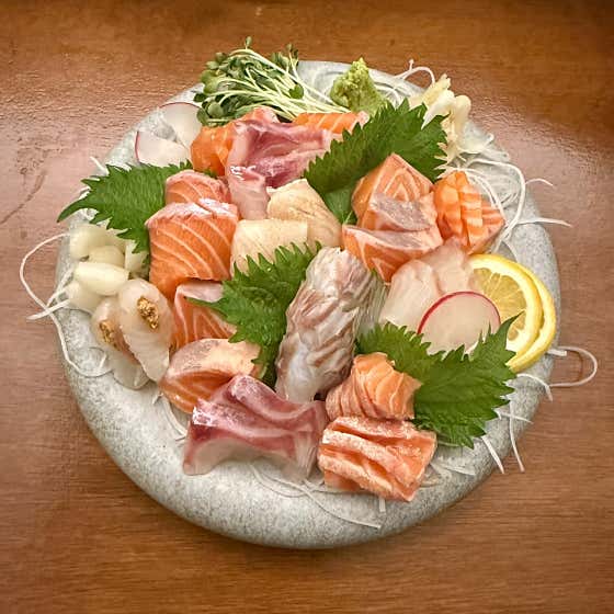 연어/흰살 반반 사시미 메뉴 사진(네이버)