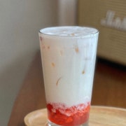 리얼딸기라떼 메뉴 사진(네이버)