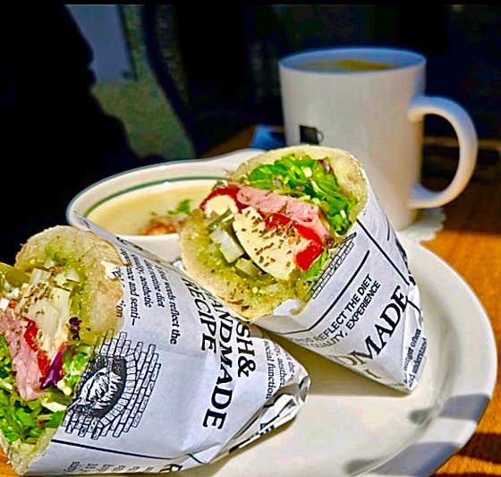 향긋한🥬루꼴라 크림치즈 샌드위치 메뉴 사진(네이버)